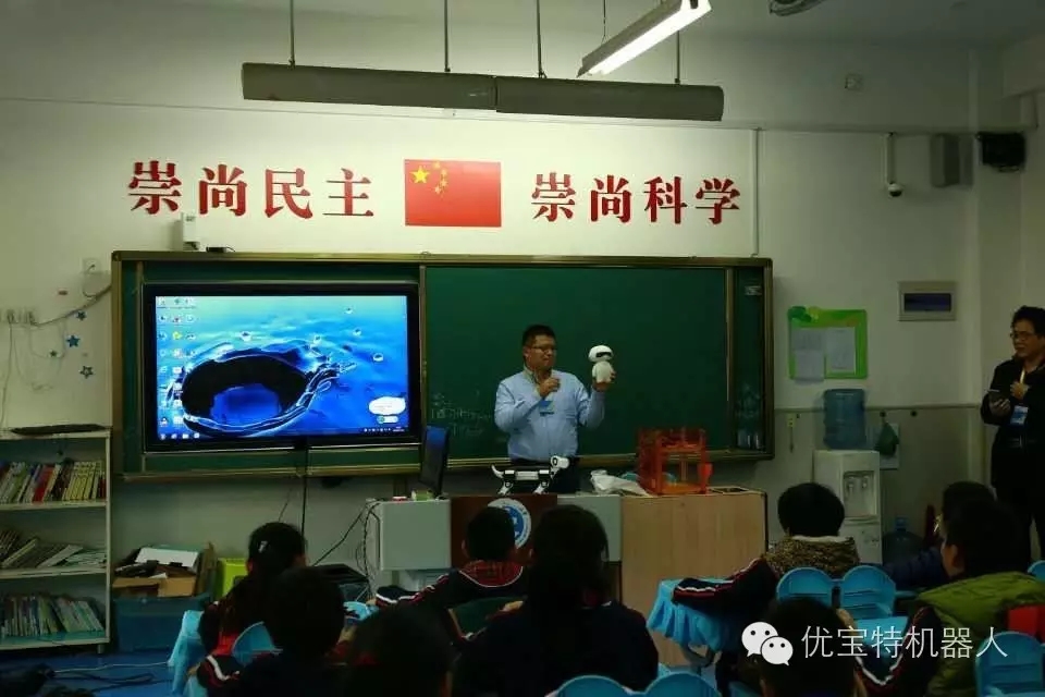 小狗Billy跑到了山師附小的課堂上，同學(xué)們看呆了……