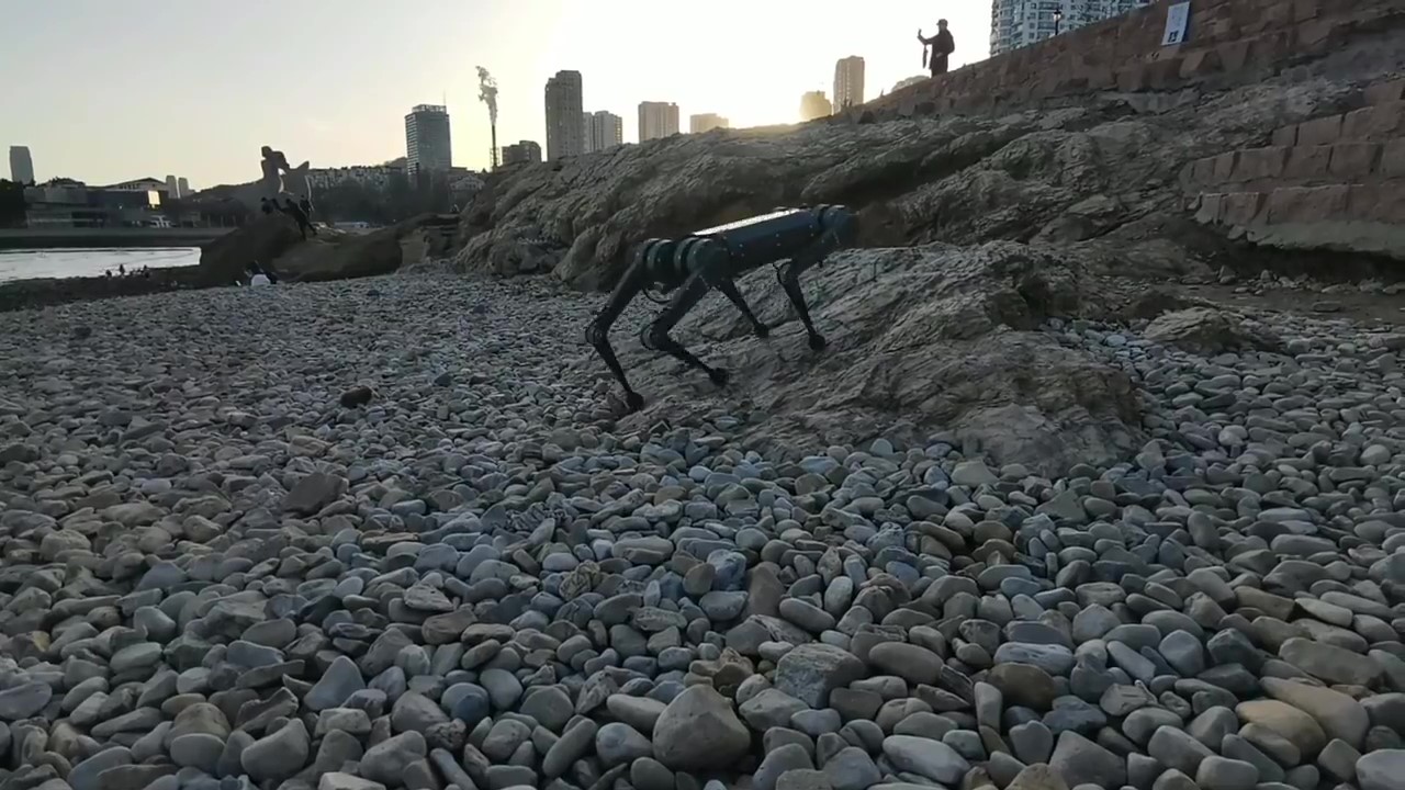 穩定通過碎石路面