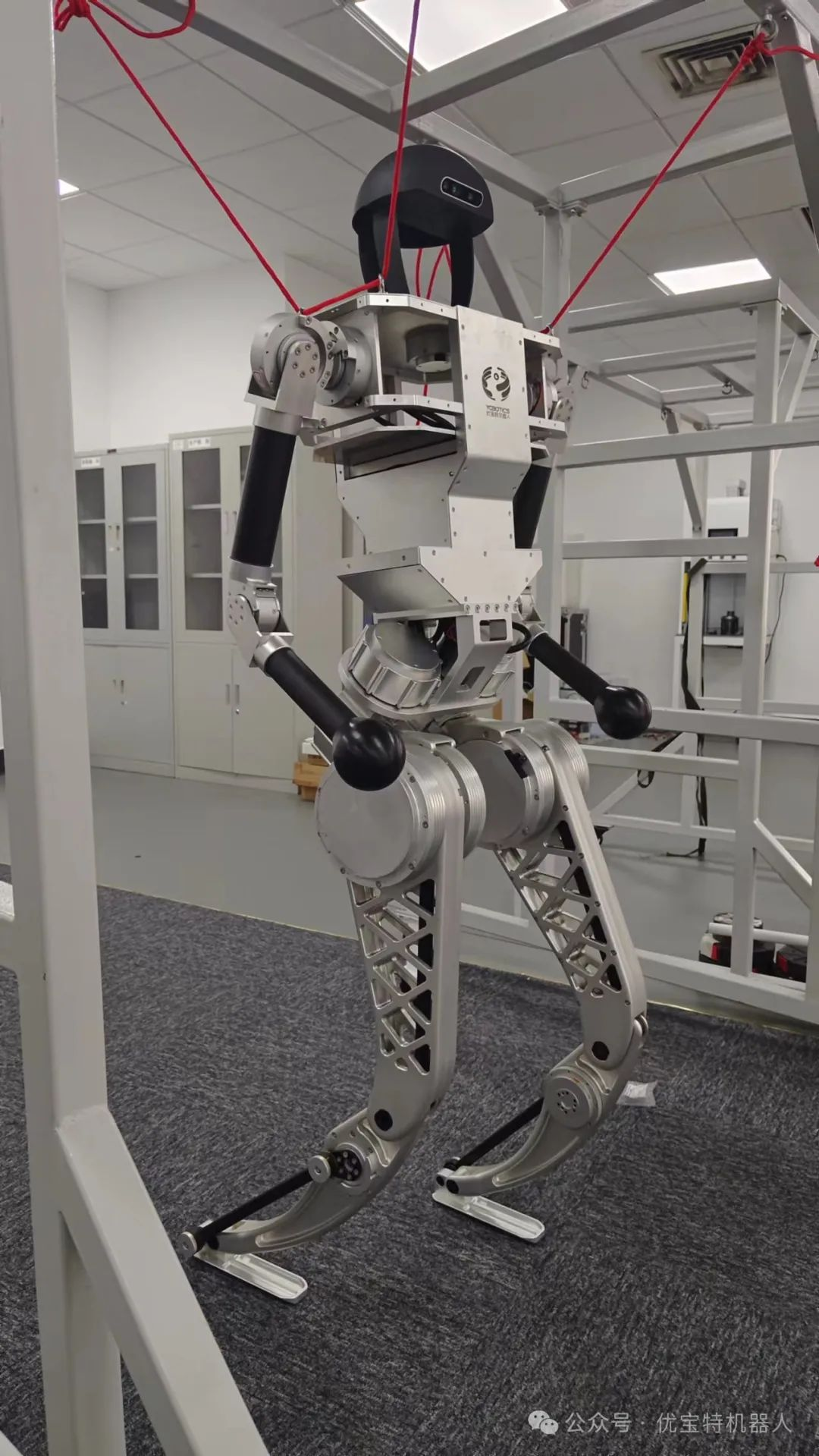 官宣！山東優寶特閃電推出人形機器人