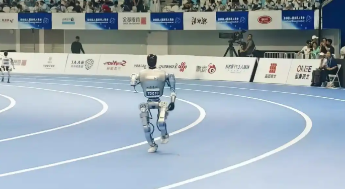 斷臂機(jī)器人1500米跌撞沖線，為何讓人動(dòng)容？