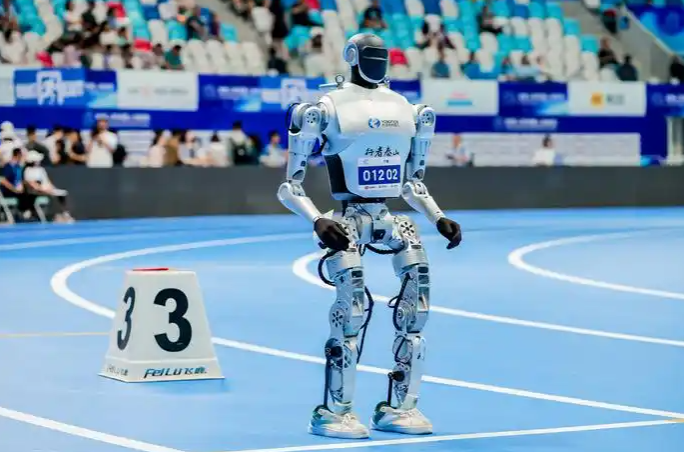 穩(wěn)穩(wěn)跨過(guò)30厘米柵欄！濟(jì)南機(jī)器人“行者泰山”100米障礙賽贏得第4、5名