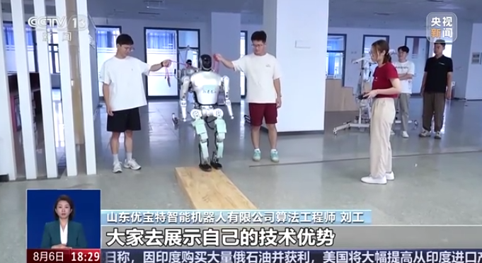 4×100米接力賽 機器人如何完成“交接棒”？央視記者探訪訓練場