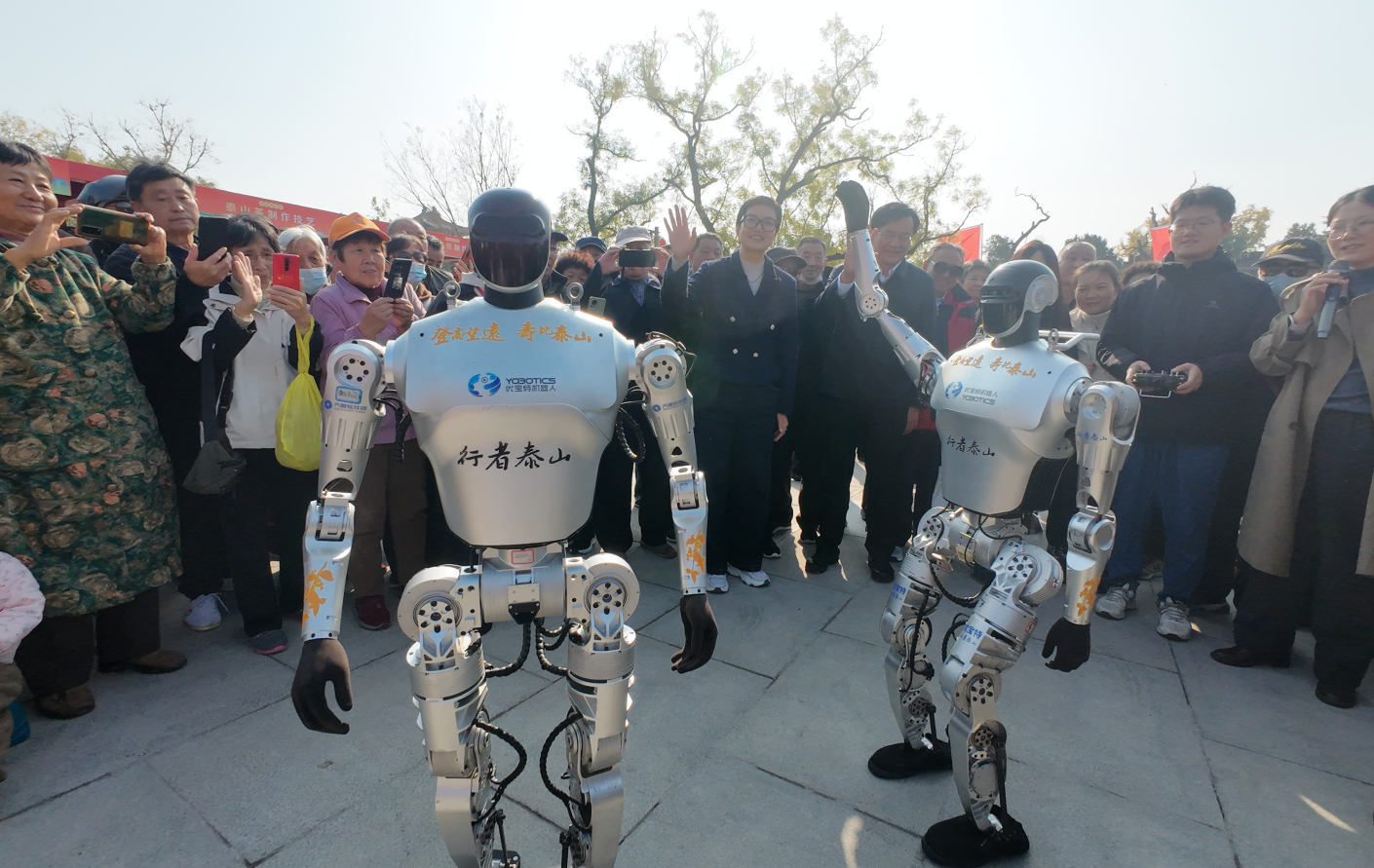 “行者泰山”以“重陽(yáng)科技使者”與“國(guó)泰民安祈福官”的雙重身份，登臨岱廟廣場(chǎng)，參與全國(guó)“我們的節(jié)日·重陽(yáng)”主題文化活動(dòng)